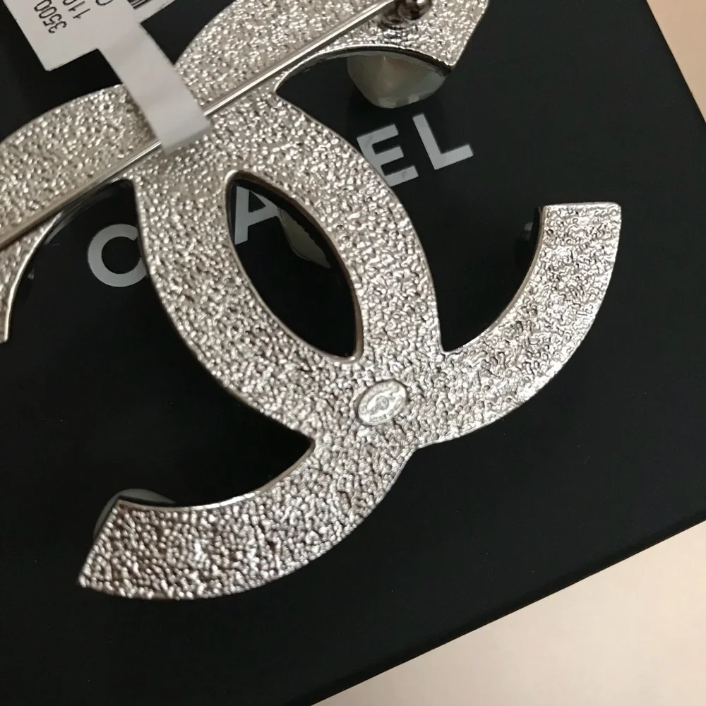 XL Pearl Chanel broach pin